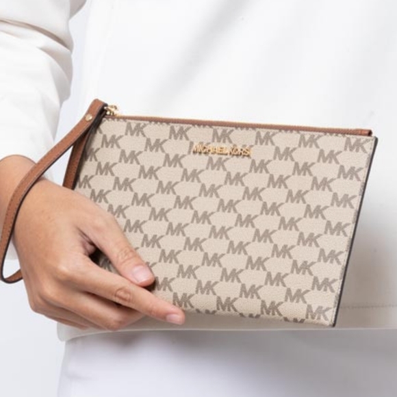 Michael Kors Handbags - Michael Kors Wristlet